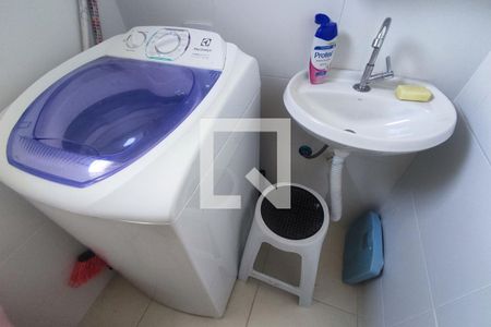 Banheiro de kitnet/studio para alugar com 1 quarto, 28m² em Boa Vista, Curitiba