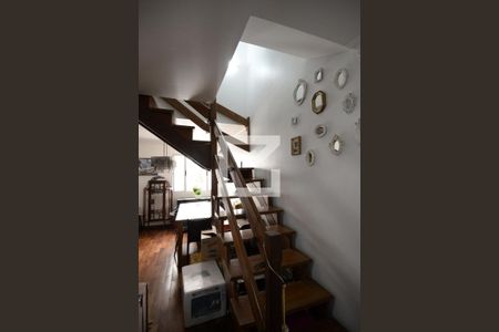 Casa de condomínio à venda com 250m², 4 quartos e 2 vagasEscada