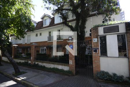 Casa de condomínio à venda com 250m², 4 quartos e 2 vagasFachada