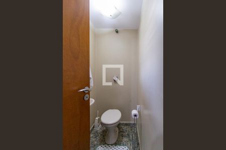 Casa para alugar com 299m², 4 quartos e 6 vagasBanheiro de serviço