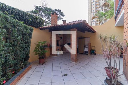 Casa para alugar com 299m², 4 quartos e 6 vagasQuintal