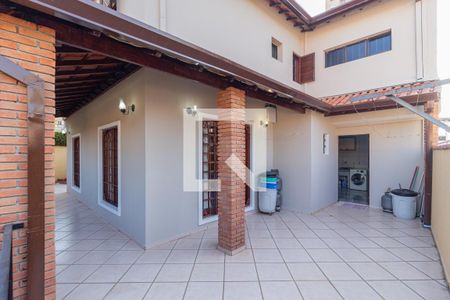 Casa para alugar com 299m², 4 quartos e 6 vagasQuintal