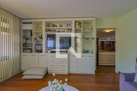 Casa à venda com 497m², 5 quartos e 6 vagasSala