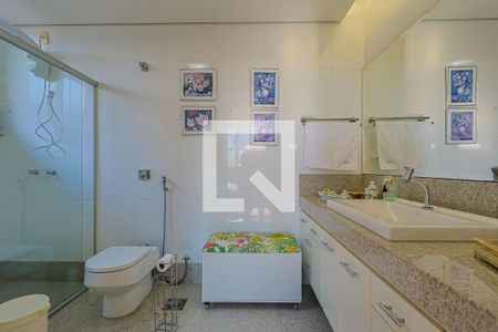 Casa à venda com 497m², 5 quartos e 6 vagasBanheiro - Quarto