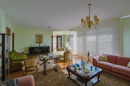 Casa à venda com 497m², 5 quartos e 6 vagasSala