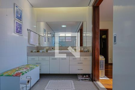 Casa à venda com 497m², 5 quartos e 6 vagasBanheiro - Quarto