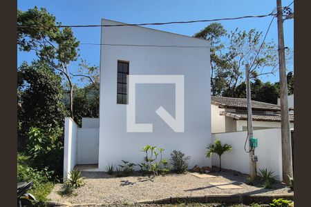 Casa de condomínio para alugar com 130m², 2 quartos e 2 vagas Casa de condomínio para alugar com 130m², 2 quartos e 2 vagasFachada