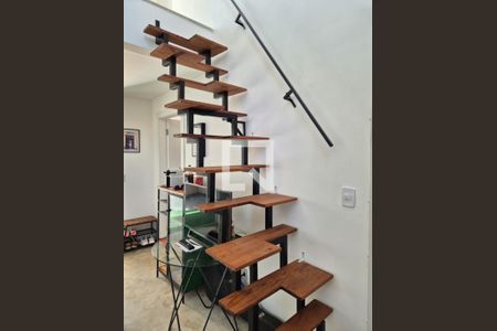 Casa de condomínio para alugar com 130m², 2 quartos e 2 vagas Casa de condomínio para alugar com 130m², 2 quartos e 2 vagasEscada