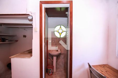 Banheiro de kitnet/studio para alugar com 1 quarto, 50m² em Sagrada Família, Belo Horizonte