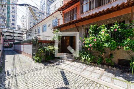 Casa de condomínio à venda com 220m², 3 quartos e 2 vagas Casa de condomínio à venda com 220m², 3 quartos e 2 vagasEntrada