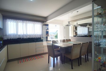 Casa à venda com 377m², 4 quartos e 2 vagasCozinha