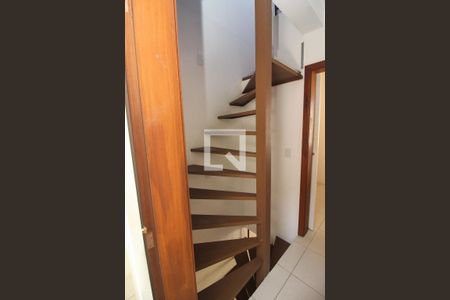 Casa de condomínio à venda com 80m², 2 quartos e 2 vagas Casa de condomínio à venda com 80m², 2 quartos e 2 vagasEscada