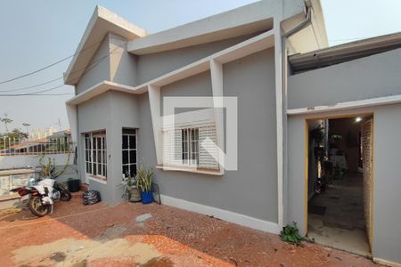 Casa à venda com 250m², 3 quartos e 2 vagas Casa à venda com 250m², 3 quartos e 2 vagasQuintal - Garagem