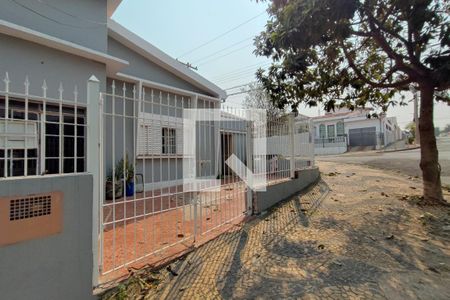 Casa à venda com 250m², 3 quartos e 2 vagas Casa à venda com 250m², 3 quartos e 2 vagasFachada