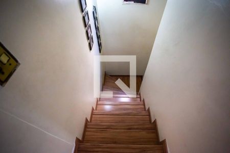 Casa à venda com 201m², 3 quartos e 2 vagas Casa à venda com 201m², 3 quartos e 2 vagasEscada