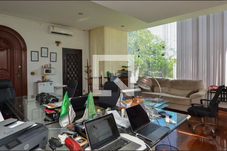 Casa à venda com 1600m², 11 quartos e 10 vagasEscritório