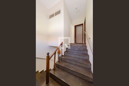 Casa à venda com 330m², 4 quartos e 8 vagasEscada