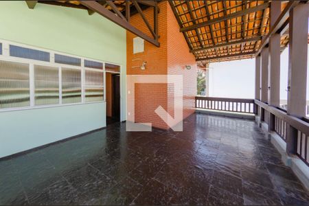 Casa à venda com 330m², 4 quartos e 8 vagasVaranda