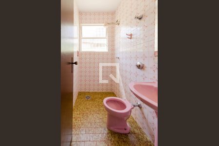 Casa à venda com 330m², 4 quartos e 8 vagasBanheiro de serviço