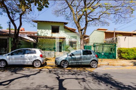 Casa à venda com 330m², 4 quartos e 8 vagasFachada