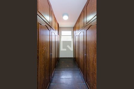 Casa à venda com 330m², 4 quartos e 8 vagasCloset