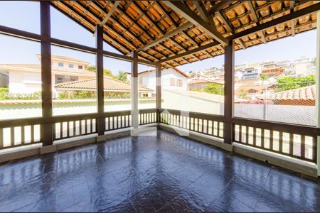 Casa à venda com 330m², 4 quartos e 8 vagasVaranda