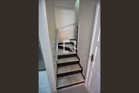 Casa de condomínio à venda com 180m², 3 quartos e 1 vaga Casa de condomínio à venda com 180m², 3 quartos e 1 vagaEscada de Acesso ao 2º Andar