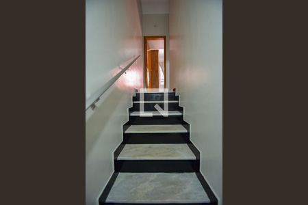 Casa de condomínio à venda com 180m², 3 quartos e 1 vaga Casa de condomínio à venda com 180m², 3 quartos e 1 vagaEscada de Acesso ao 2º Andar