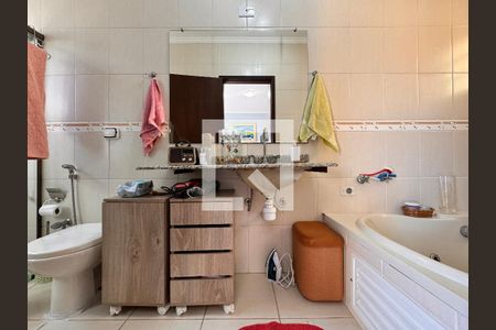 Casa à venda com 195m², 3 quartos e 7 vagasBanheiro da Suíte 1