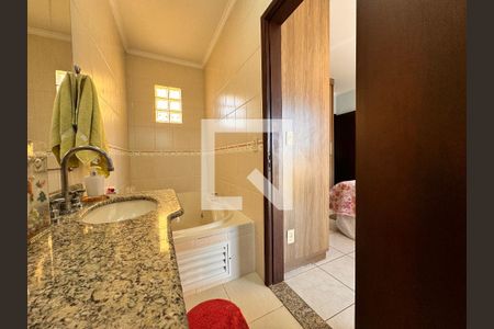 Casa à venda com 195m², 3 quartos e 7 vagasBanheiro da Suíte 1