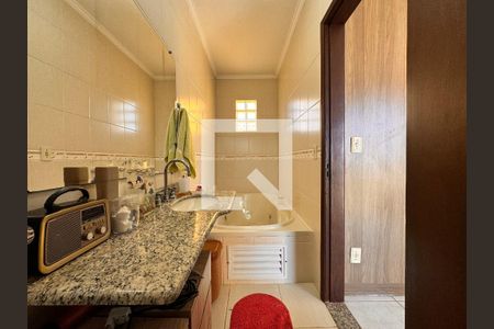 Casa à venda com 195m², 3 quartos e 7 vagasBanheiro da Suíte 1