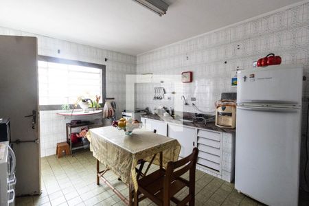 Casa à venda com 180m², 2 quartos e 2 vagas Casa à venda com 180m², 2 quartos e 2 vagasCozinha