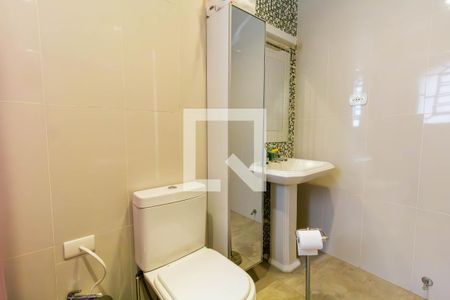 Casa à venda com 390m², 6 quartos e 8 vagasBanheiro da Suíte 2