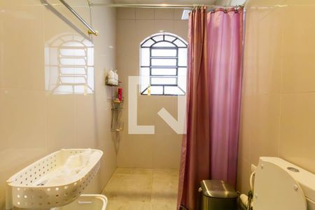 Casa à venda com 390m², 6 quartos e 8 vagasBanheiro da Suíte 2