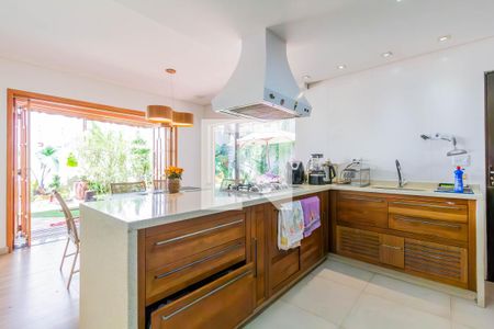 Casa à venda com 390m², 6 quartos e 8 vagasCozinha