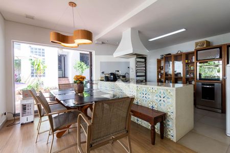 Casa à venda com 390m², 6 quartos e 8 vagasCozinha