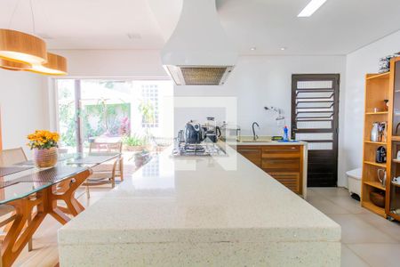 Casa à venda com 390m², 6 quartos e 8 vagasCozinha