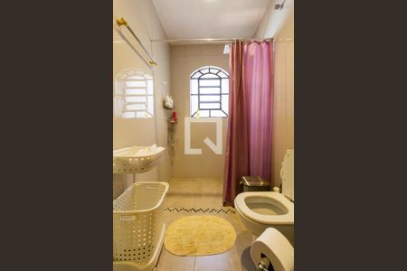 Casa à venda com 390m², 6 quartos e 8 vagasBanheiro da Suíte 2