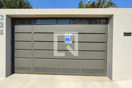 Casa à venda com 180m², 3 quartos e 2 vagasPLACA INSTALADA NA FACHADA