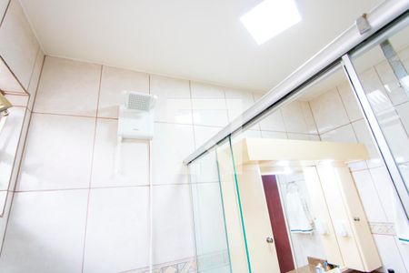 Casa à venda com 305m², 3 quartos e 3 vagasBanheiro do quarto 1