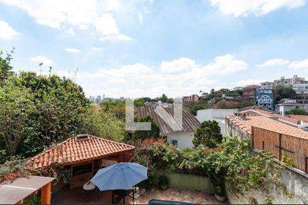 Casa à venda com 300m², 3 quartos e 2 vagas Casa à venda com 300m², 3 quartos e 2 vagasVista