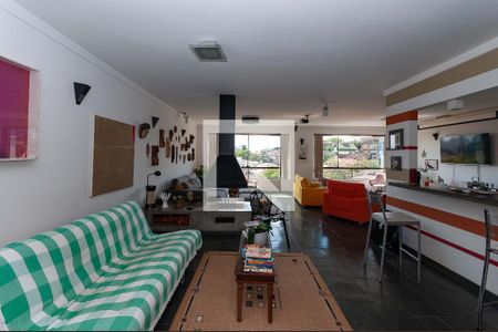 Casa à venda com 300m², 3 quartos e 2 vagas Casa à venda com 300m², 3 quartos e 2 vagasSala