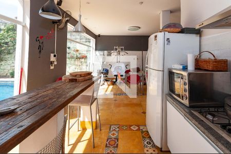 Casa à venda com 300m², 3 quartos e 2 vagas Casa à venda com 300m², 3 quartos e 2 vagasÁrea comum