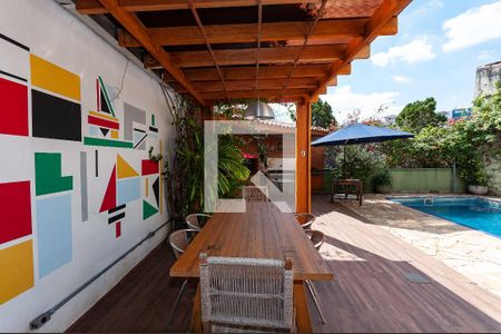 Casa à venda com 300m², 3 quartos e 2 vagas Casa à venda com 300m², 3 quartos e 2 vagasChurrasqueira