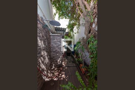 Casa à venda com 300m², 3 quartos e 2 vagas Casa à venda com 300m², 3 quartos e 2 vagasDucha