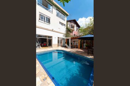 Casa à venda com 300m², 3 quartos e 2 vagas Casa à venda com 300m², 3 quartos e 2 vagasPiscina