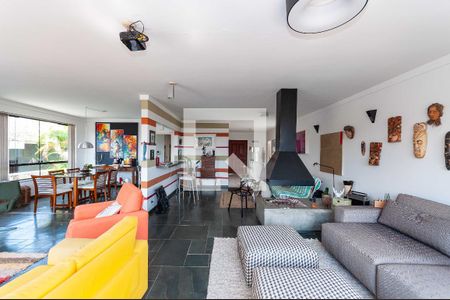 Casa à venda com 300m², 3 quartos e 2 vagas Casa à venda com 300m², 3 quartos e 2 vagasSala