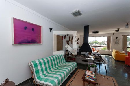 Casa à venda com 300m², 3 quartos e 2 vagas Casa à venda com 300m², 3 quartos e 2 vagasSala