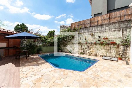 Casa à venda com 300m², 3 quartos e 2 vagas Casa à venda com 300m², 3 quartos e 2 vagasPiscina