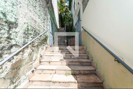 Casa à venda com 300m², 3 quartos e 2 vagas Casa à venda com 300m², 3 quartos e 2 vagasEscada externa